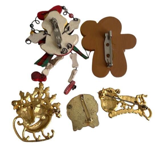 Christmas pins 5 Brooch Lot Santa Christmas Gingerbread Sleigh Holiday Party - Picture 3 of 3